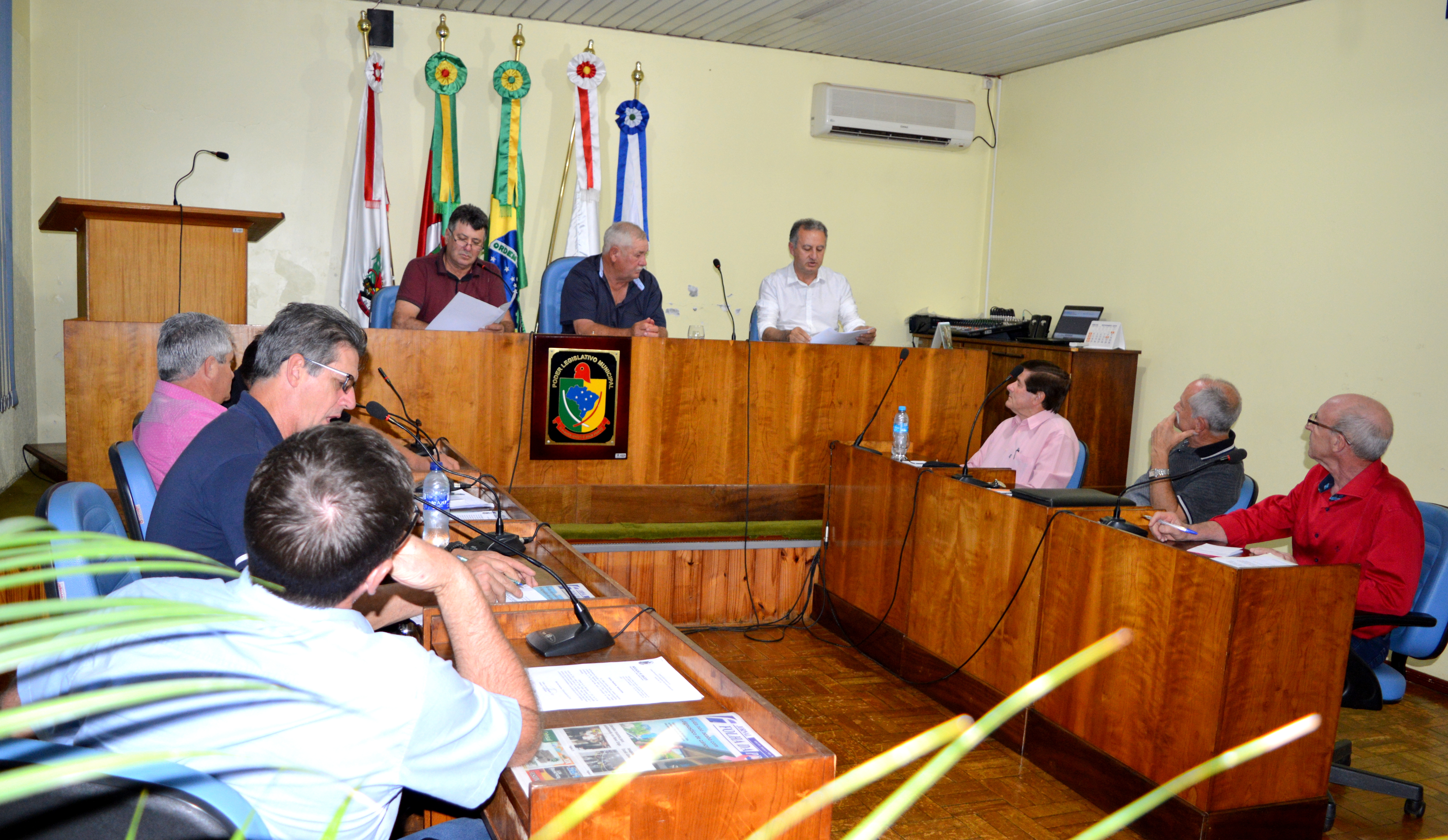 Vereadores realizam sessão plenária ordinária